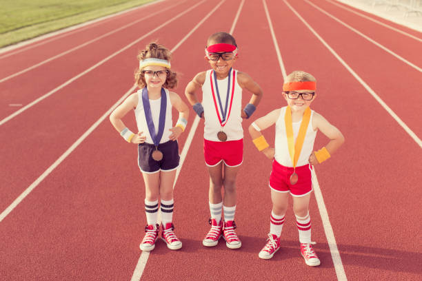 bambino vestito come gli appassionati di traccia con medaglie - sport the olympic games athlete competition foto e immagini stock