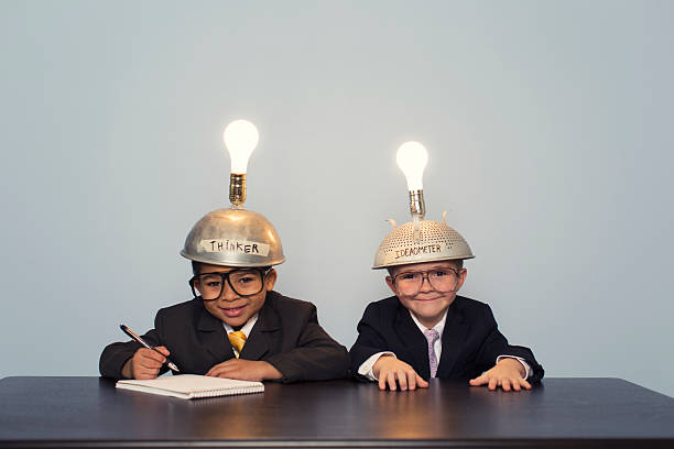 deux garçons d'affaires portant éclairée penser casquettes - retro revival connection innovation child photos et images de collection