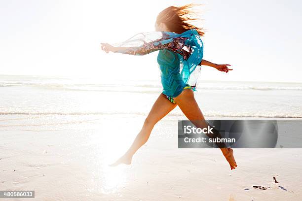 Foto de Pular Tão Alta e mais fotos de stock de Adulto - Adulto, Areia, Atividade