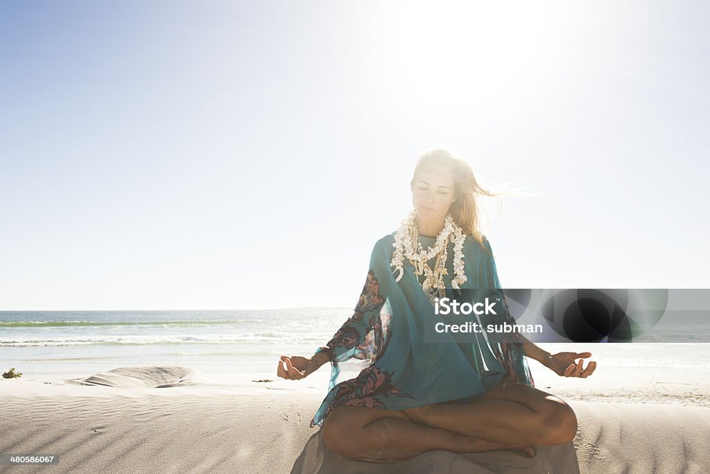 Медитация на пляже - Стоковые фото Благополучие роялти-фри