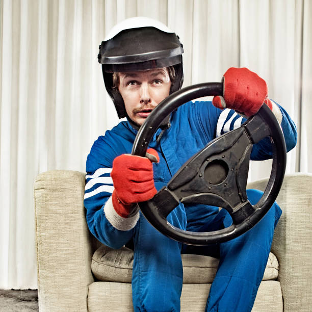 hombre conducción en su casa - helmet crash helmet motorized sport auto racing fotografías e imágenes de stock