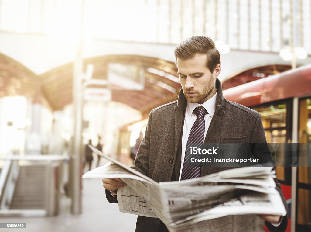 Business Mann wartet mit dem Zug am Bahnhof - Lizenzfrei Zeitung Stock-Foto