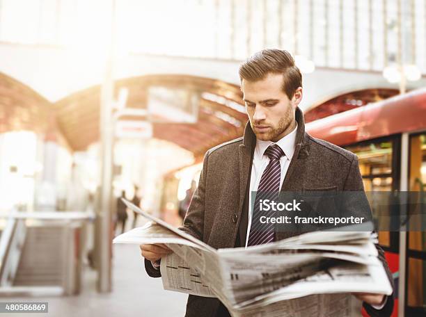 Business Mann Wartet Mit Dem Zug Am Bahnhof Stockfoto und mehr Bilder von Zeitung - Zeitung, Lesen, Geschäftsmann
