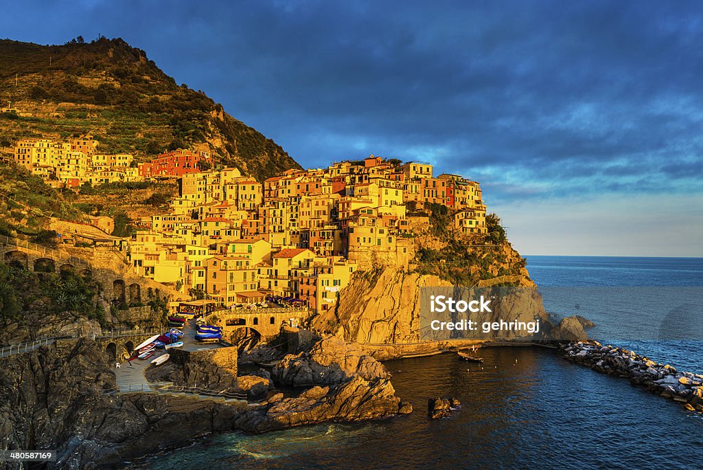 Vue magnifique de Manarola au feu de signalisation en fin d'après-midi. - Photo de Site classé au patrimoine mondial de l'UNESCO libre de droits