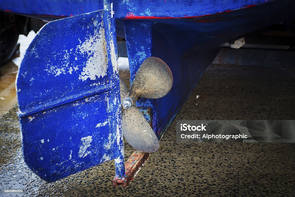 Hélice sur un bateau de pêche de travail - Photo de Bassin de radoub libre de droits