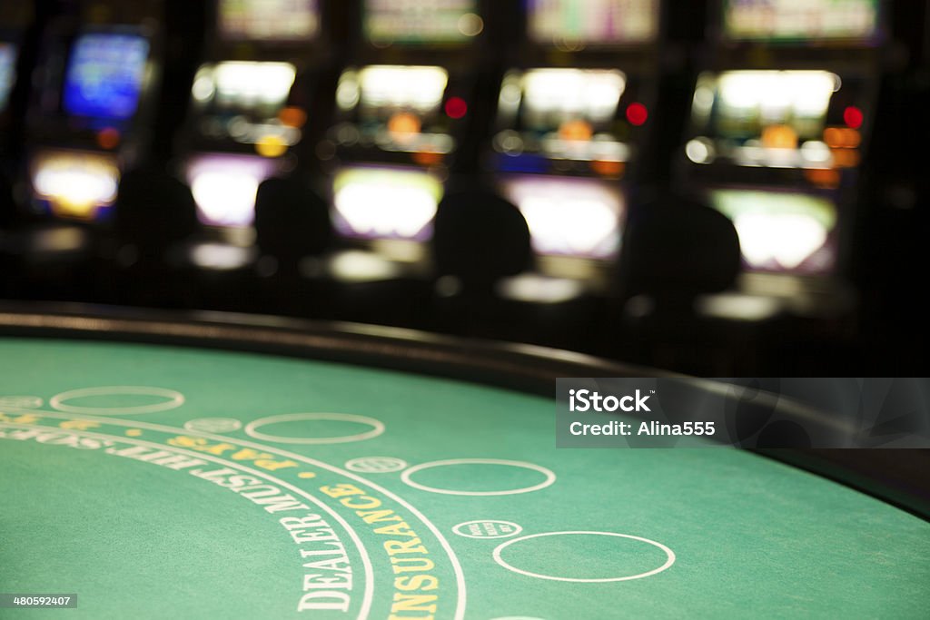 Vide table de black jack et des machines à sous au casino - Photo de Table libre de droits