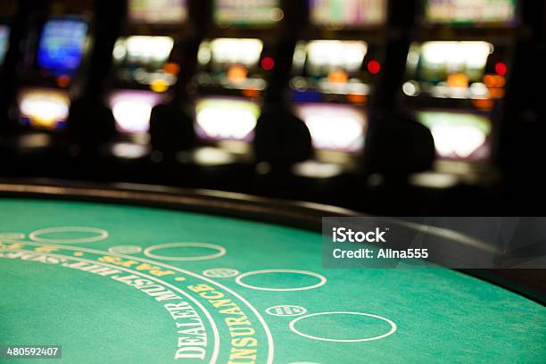 Mesa Vazia E Máquinas De Casino Blackjack No Casino - Fotografias de stock e mais imagens de Mesa - Mobília