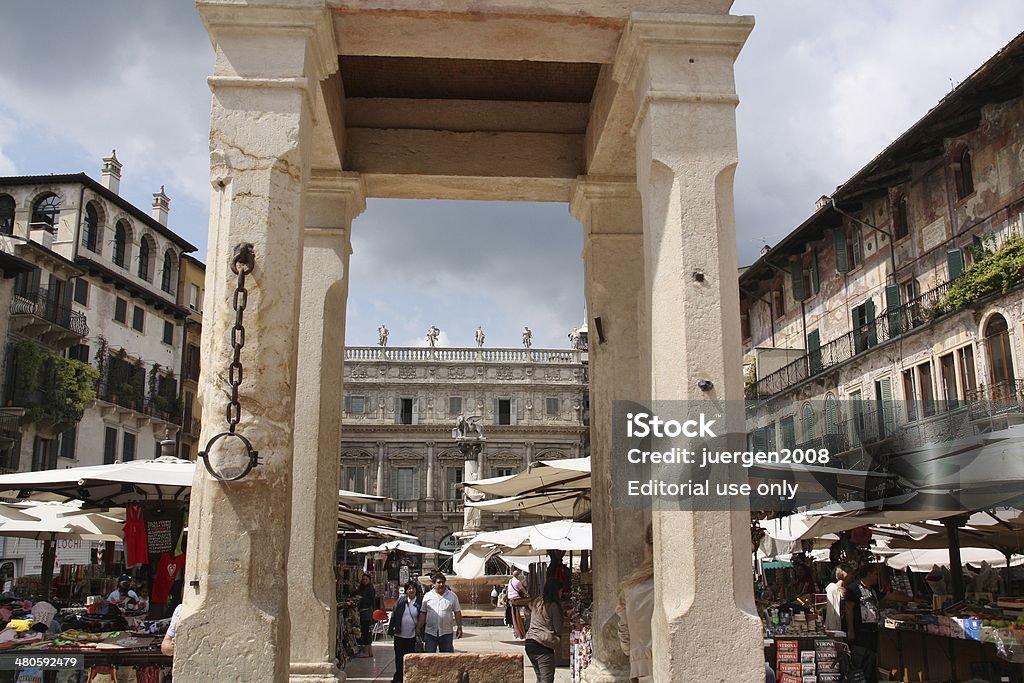 Piazza delle Erbe in Verona, Italien, - Lizenzfrei Piazza Delle Erbe Stock-Foto