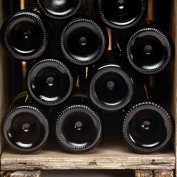 ケージ、ワインボトル - wine winery wine rack cellar ストックフォトと画像