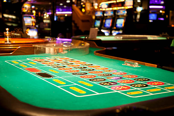 カジノルーレットテーブルで - roulette roulette wheel gambling roulette table ストックフォトと画像
