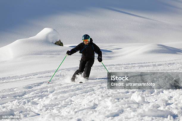 Sciare Sulle Piste Di Neve Farinosa - Fotografie stock e altre immagini di Acrobazia - Acrobazia, Adulto, Alpi