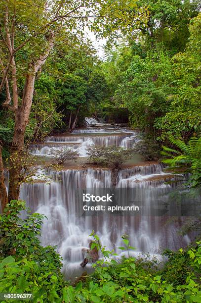 Cascata Di Thailandia - Fotografie stock e altre immagini di Ambientazione esterna - Ambientazione esterna, Ambientazione tranquilla, Bagnato