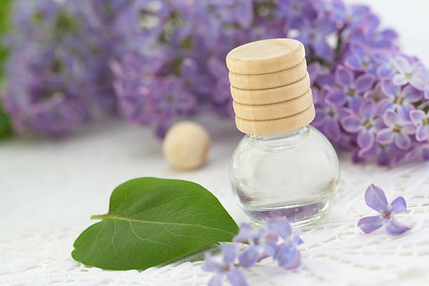 ätherischen aroma-öl - aromatherapy oil massage oil alternative therapy massaging stock-fotos und bilder