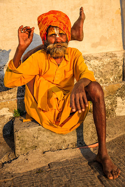 sadhu-indian holyman praktykujących jogę w temple - indian culture guru sadhu hinduism zdjęcia i obrazy z banku zdjęć