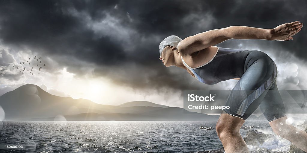 Nadador aproximadamente a bucear en el mar - Foto de stock de Natación libre de derechos