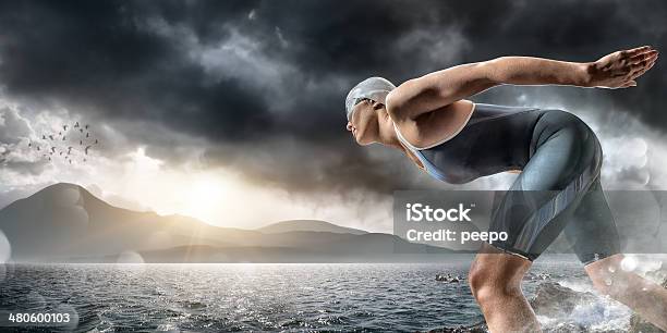 Nadador Aproximadamente A Bucear En El Mar Foto de stock y más banco de imágenes de Natación - Natación, Triatlón, Deporte de riesgo