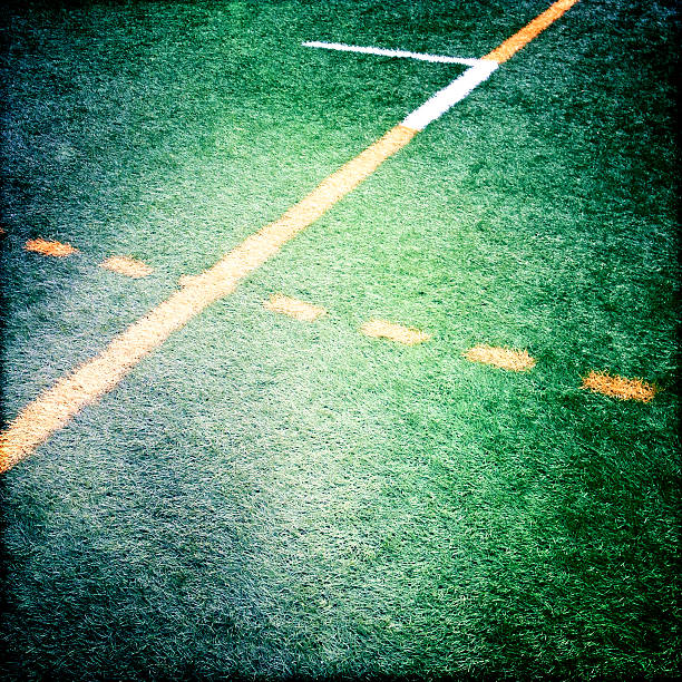 césped artificial - football field artificial turf end zone turf fotografías e imágenes de stock