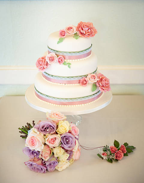 istock Kitsch wedding cake with pink flowers 480601521