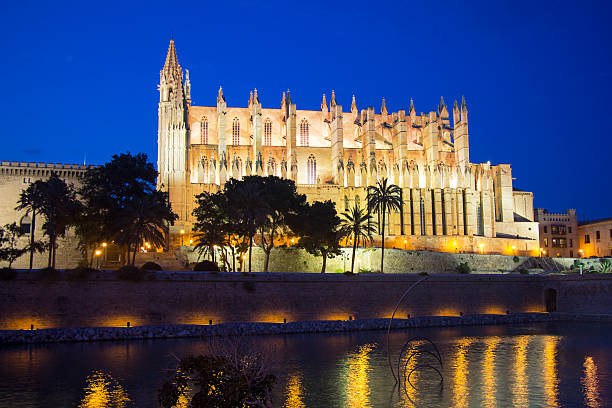 istock Cathedral of Palma de Mallorca illuminated at night 480602978
