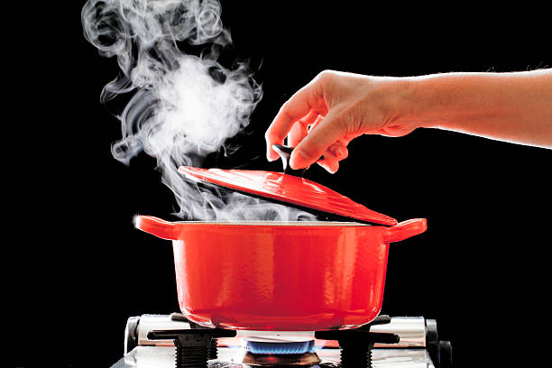 котел для нагрева - steam saucepan fire cooking стоковые фото и изображения