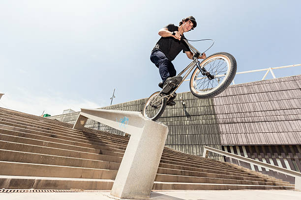 bmx rider 街でジャンプ - bmx cycling bicycle street jumping ストックフォトと画像