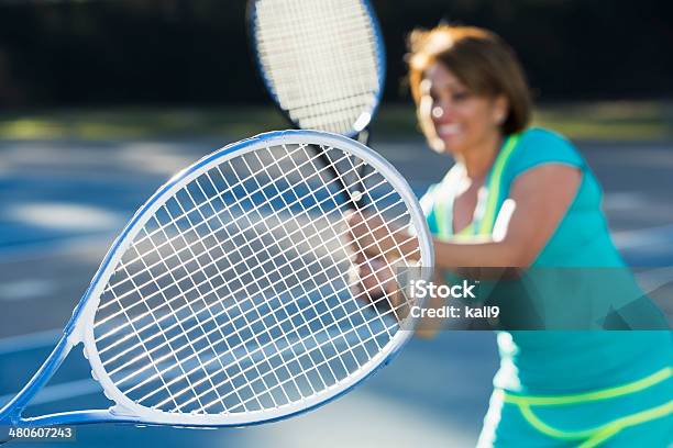 テニスコート - 1人のストックフォトや画像を多数ご用意 - 1人, 50-54歳, 50代