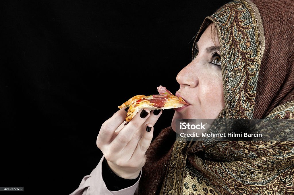 Femme musulmane manger pizza - Photo de Culture italienne libre de droits