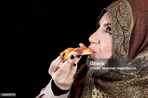 Photo libre de droit de Femme Musulmane Manger Pizza banque d'images et plus d'images libres de droit de Culture italienne - Culture italienne, Manger, Abaya - Vêtement