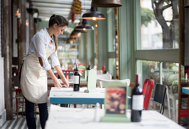 kelnerka ustawia stoły w restauracji - restaurant waiter table wait staff zdjęcia i obrazy z banku zdjęć