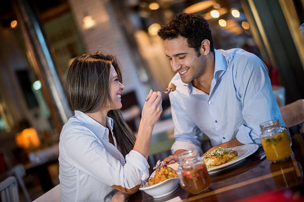 любящая пара в романтическом ужине - restaurant dining couple dinner стоковые фото и изображения
