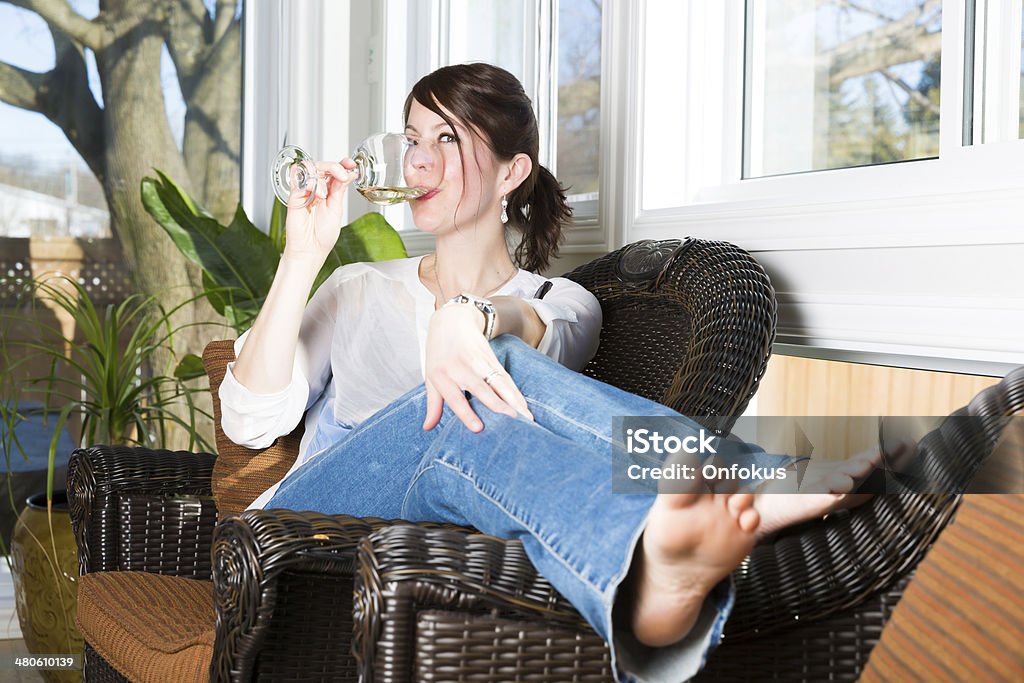 Glückliche Frau mit einem Glas Wein im Wintergarten - Lizenzfrei Eine Frau allein Stock-Foto