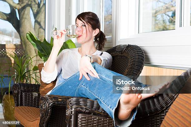 Glückliche Frau Mit Einem Glas Wein Im Wintergarten Stockfoto und mehr Bilder von Eine Frau allein