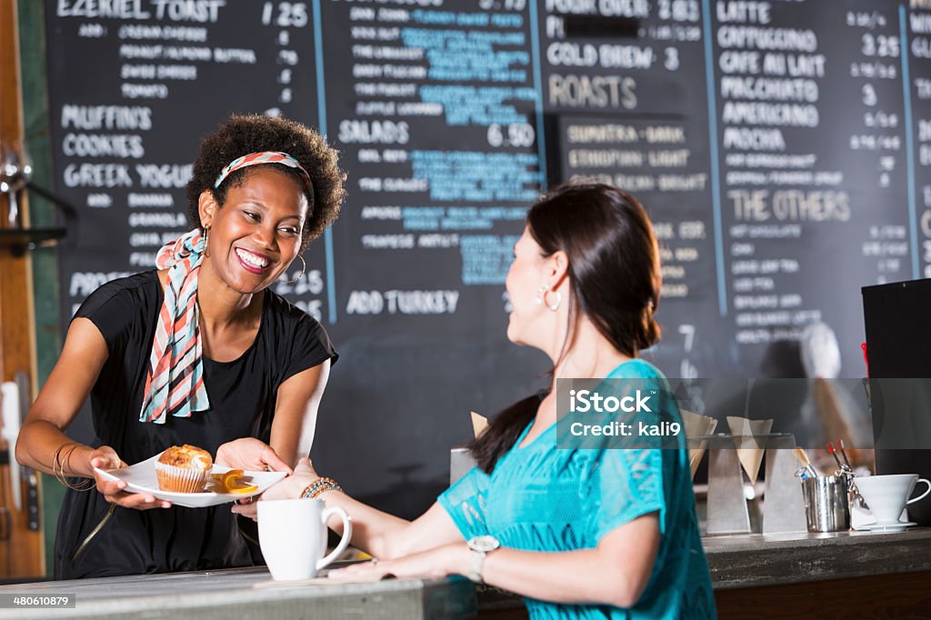 Mujer trabajando en la cafetería, que sirve cliente - Foto de stock de Camarera libre de derechos