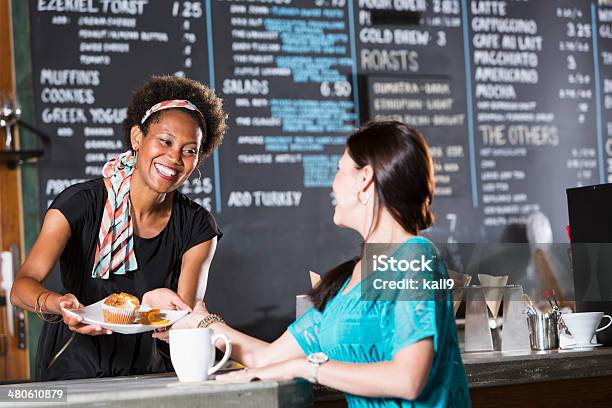 Mujer Trabajando En La Cafetería Que Sirve Cliente Foto de stock y más banco de imágenes de Camarera