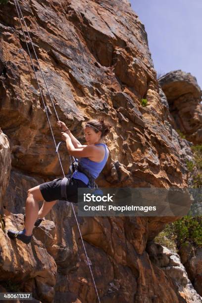 Foto de E Para Baixo Vamos e mais fotos de stock de Adulto - Adulto, Agarrar, Alcançar