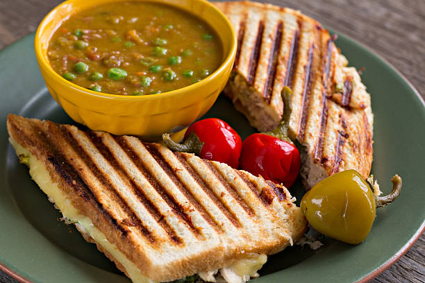 sopa y un sándwich - yellow split pea soup fotografías e imágenes de stock