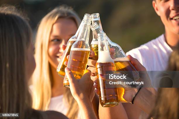 Piwo Tosty Zachód Słońca Wśród Znajomych - zdjęcia stockowe i więcej obrazów 20-29 lat - 20-29 lat, Alkohol - napój, Alkoholizm