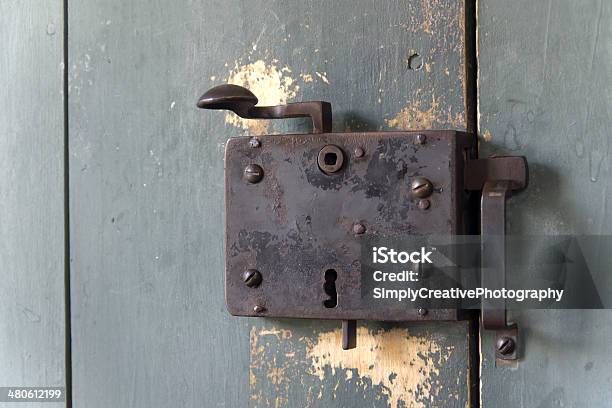 Antigüedades Y Cierre De Bloqueo De Puerta Foto de stock y más banco de imágenes de Anticuado - Anticuado, Antigualla, Azul