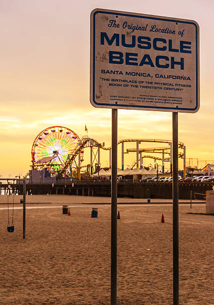 praia muscle sinal de santa monica, ca, eua - santa monica venice beach california santa monica beach imagens e fotografias de stock