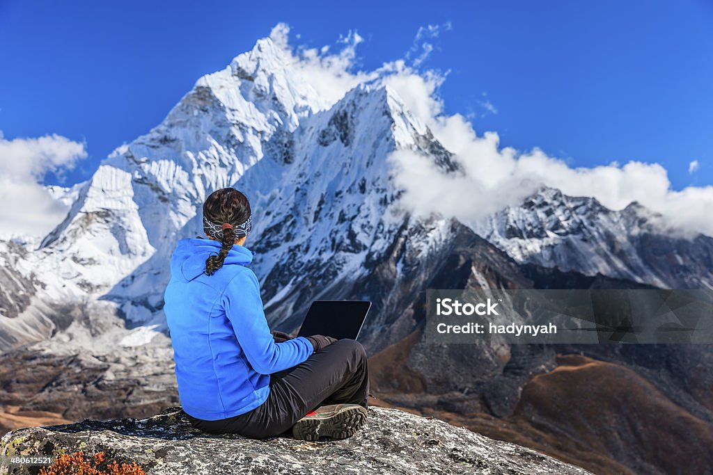 ラップトップを使用して女性はエベレスト山国立公園、ネパール - 1人のロイヤリティフリーストックフォト