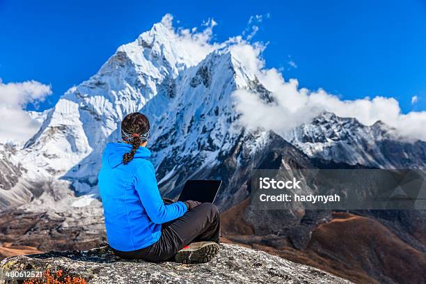 ラップトップを使用して女性はエベレスト山国立公園ネパール - 1人のストックフォトや画像を多数ご用意 - 1人, 20-24歳, まぶしい