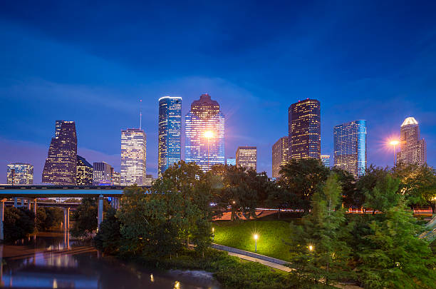 vista del centro de la ciudad de houston en crepúsculo - houston texas skyline texas office building fotografías e imágenes de stock