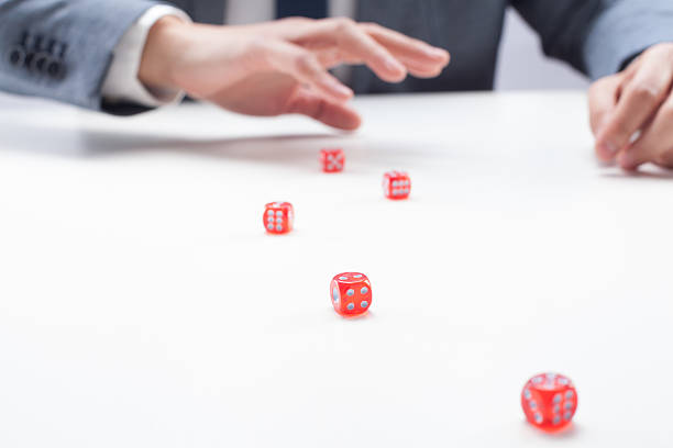 бизнесмен катить dice - dice rolling throwing businessman стоковые фото и изображения