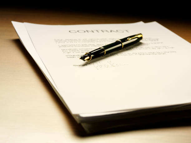 page du contrat avec un stylo encre - fountain pen manuscript contract efficiency photos et images de collection