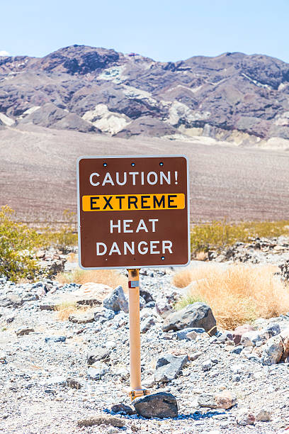 road のサインインデスバレー警告のお客様に極上の熱 - wadi warning ストックフォトと画像