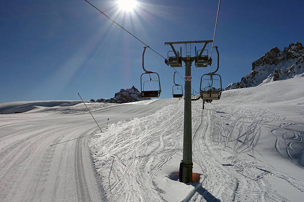 на наклон - dolomites ski lift winter ski track стоковые фото и изображения