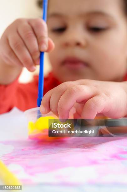 Personas Niño Se Jugando Con Pintura Foto de stock y más banco de imágenes de 18-23 meses - 18-23 meses, Afrodescendiente, Agarrar