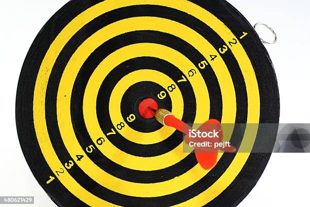 Sukces Dart Na Wykresie Tarczowym - zdjęcia stockowe i więcej obrazów Aspiracje - Aspiracje, Biznes, Cięcie w linii środkowej