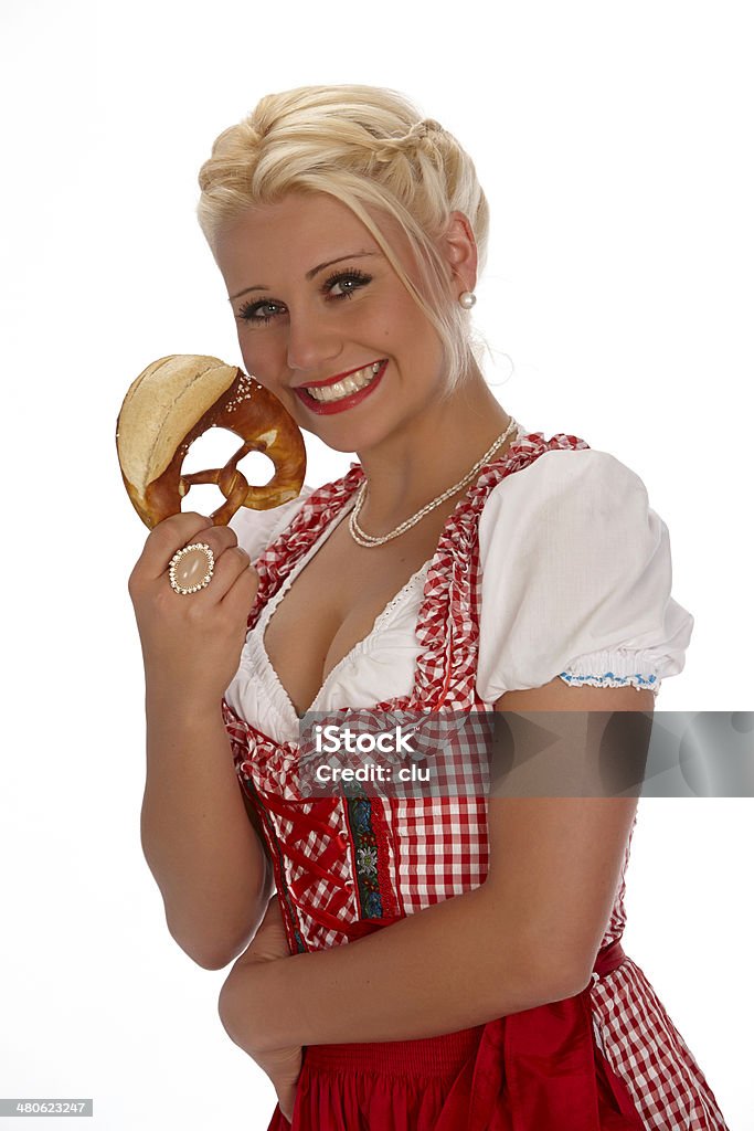 Fêmea jovem loira beleza retrato com dirndl mostrando pretzel - Foto de stock de 20 Anos royalty-free