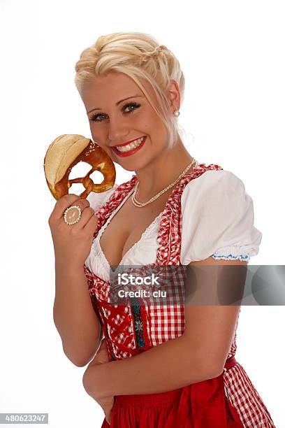 Foto de Fêmea Jovem Loira Beleza Retrato Com Dirndl Mostrando Pretzel e mais fotos de stock de 20 Anos